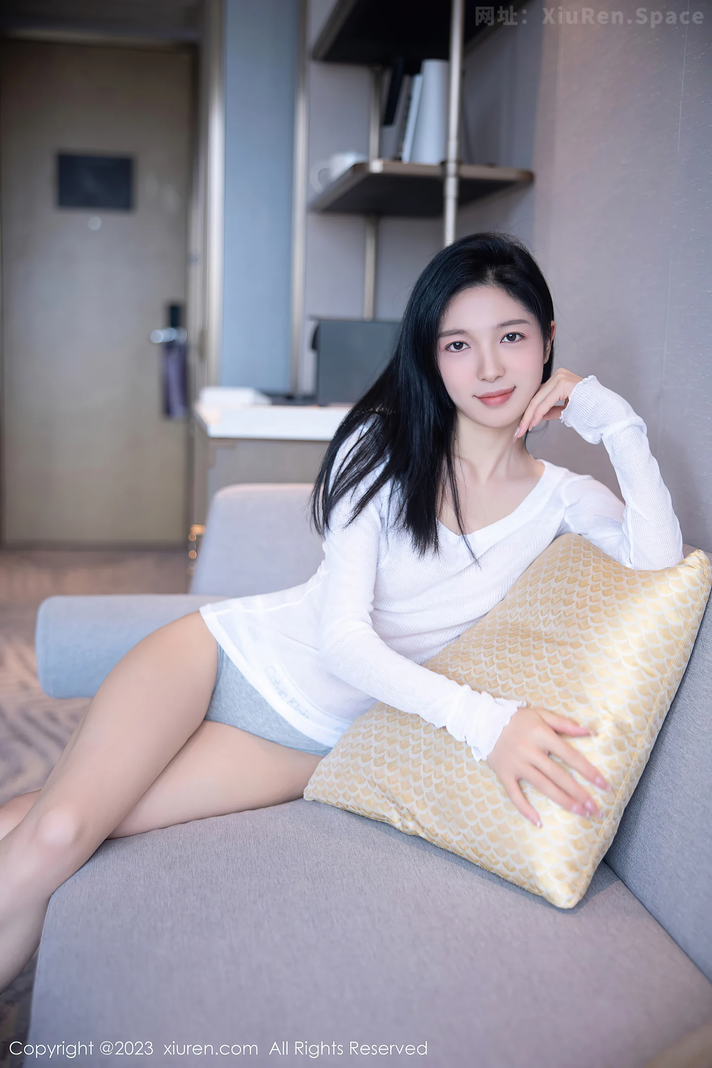 图片[3]-[XiuRen秀人网]2023.04.23 NO.6619 茜茜Kimi 白色镂空T恤加灰色性感小内裤居家私房写真集-秀人网官方网站